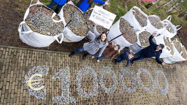 Dopjes in het getal 100.000 neergelegd door Nicolle en haar gezin