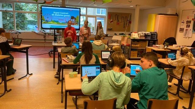 Foto: kinderen doen de online escaperoom over diabetes in de klas