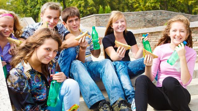 Foto groep jongerren die frisdrank drinken