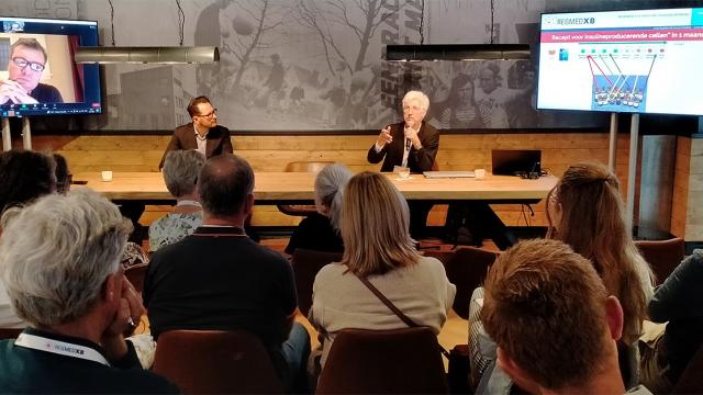 Onderzoekers praten met publiek