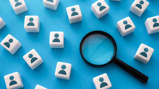 Vergrootglas op blauwe achtergrond, symbool voor opsporen