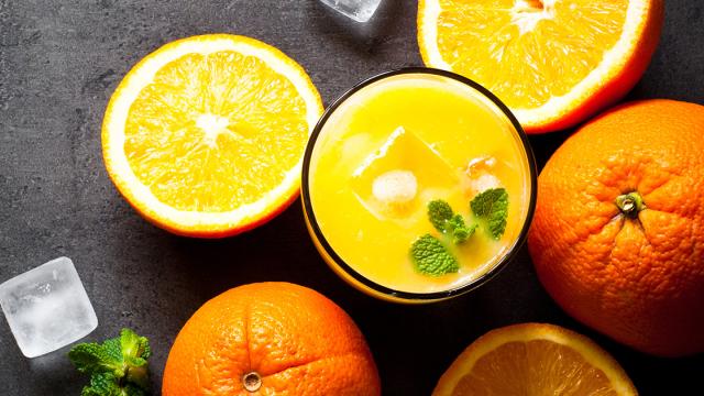 Foto sinaasappels en sinaasappelsap of te wel vruchtensuikers