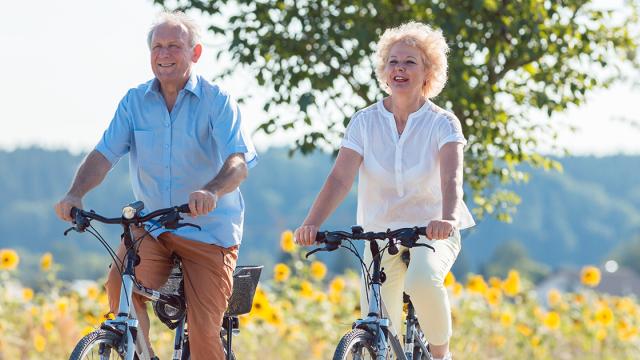 Diabetes voorkomen: vouw en man fietsen in de natuur