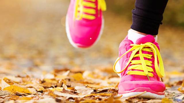 Roze sneakers rennend