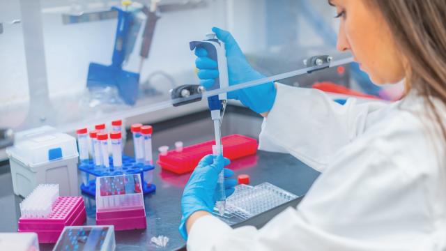 onderzoeker in laboratorium met pipet