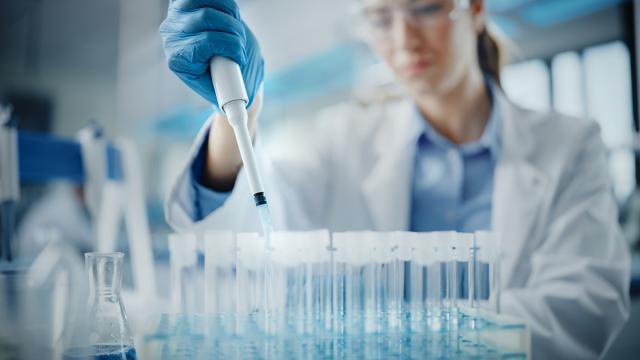 Onderzoekster met reageerbuisjes