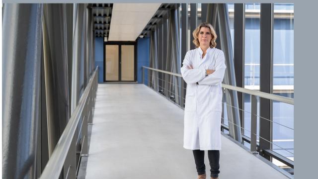 Françoise Carlotti staat in een gang van het LUMC