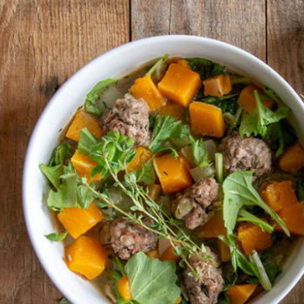 koolhydraatarme groentestoof in een witte kom