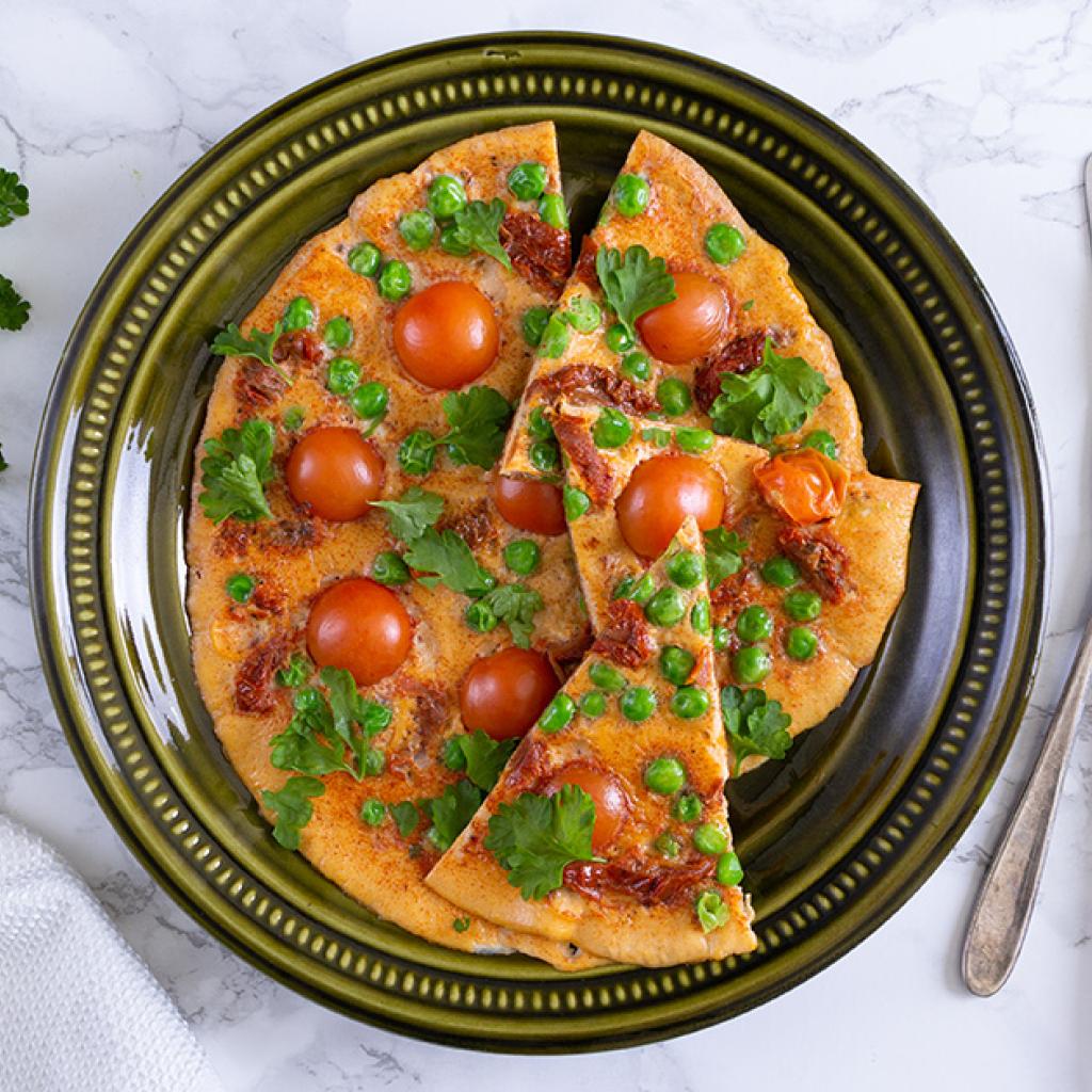 Boerenomelet met tuinerwten en kerstomaatjes