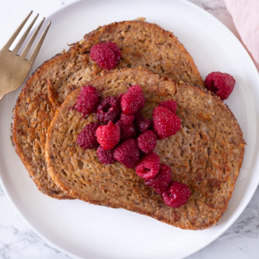 Foto wentelteefjes met frambozen op wit bord