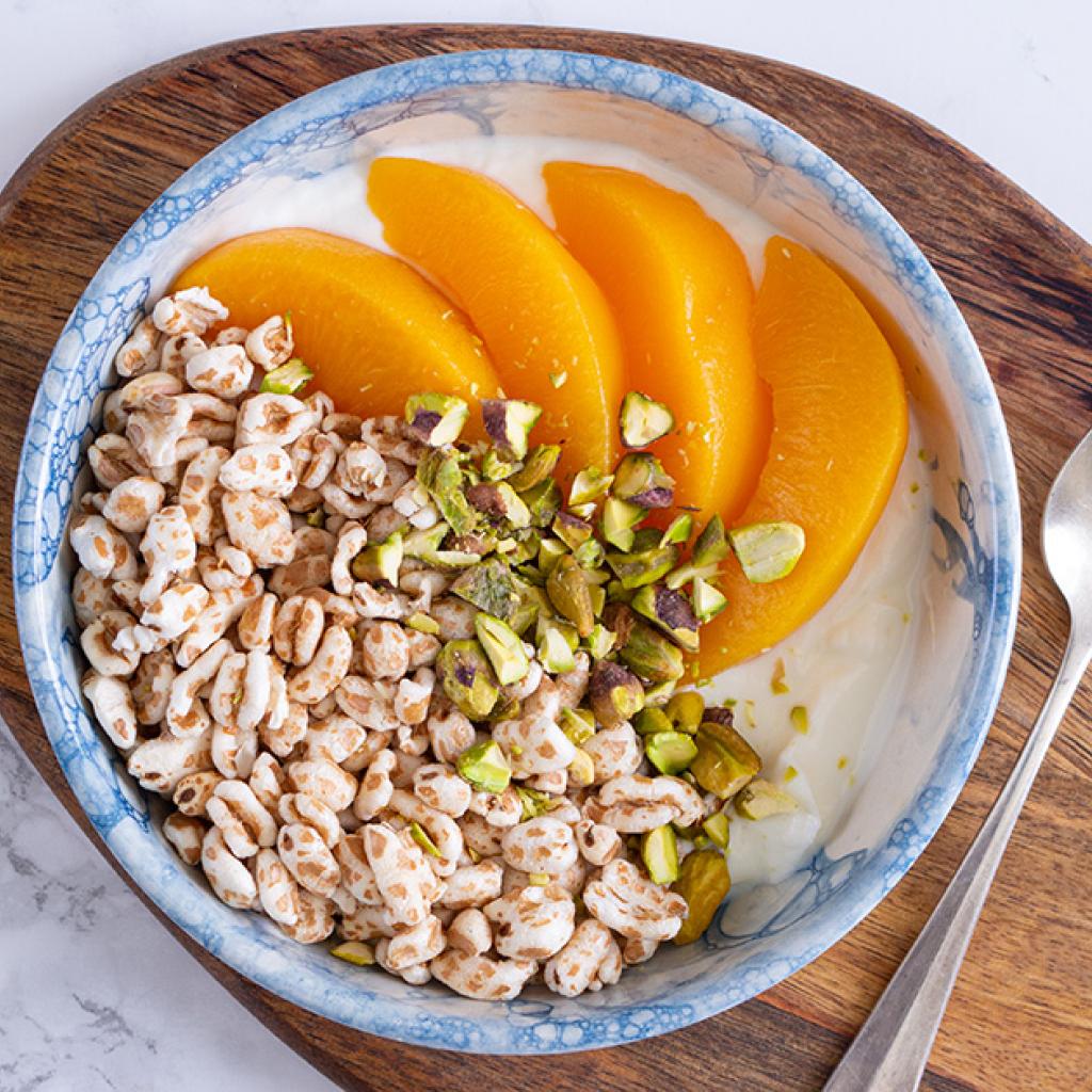 Kwark met perzik en pistache