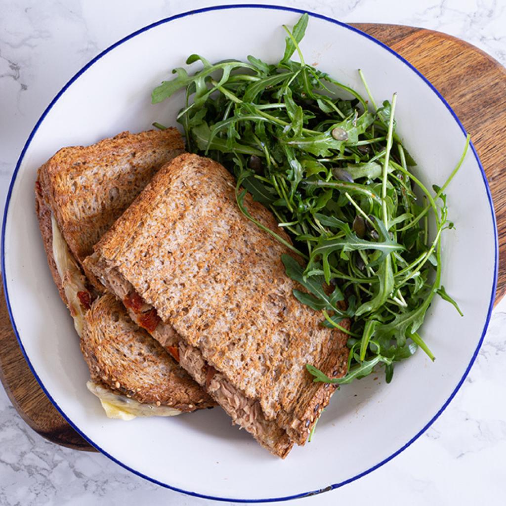 Tosti met tonijn en rucola