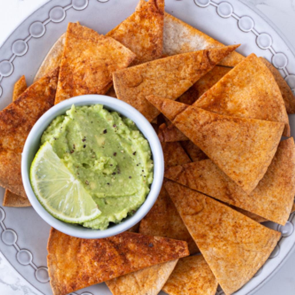 Volkoren tortillachips met avocadodip