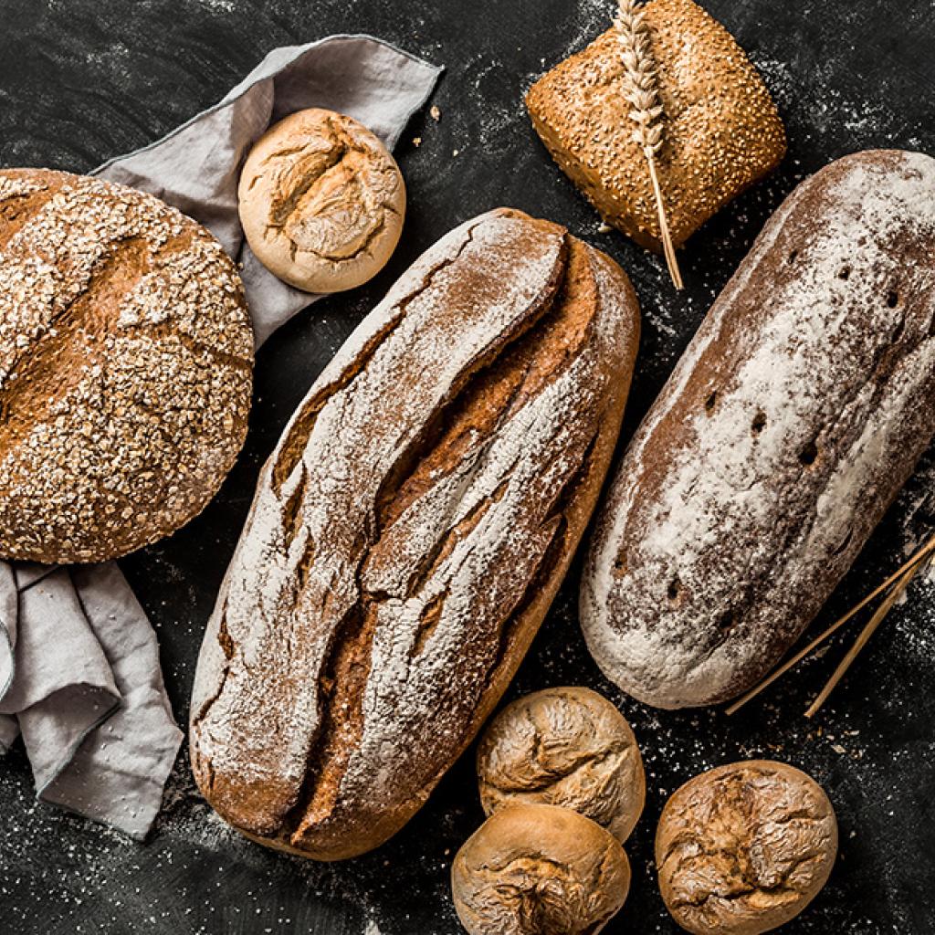 Foto broden met koolhydraten op donkere achtergrond
