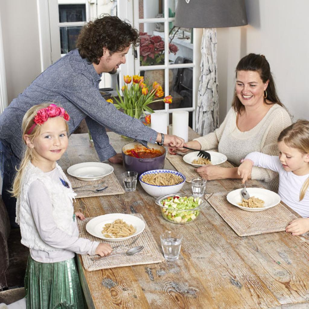 Foto van man in supermarkt bekijkt  ingrediënten om te zien hoeveel suiker erin zit