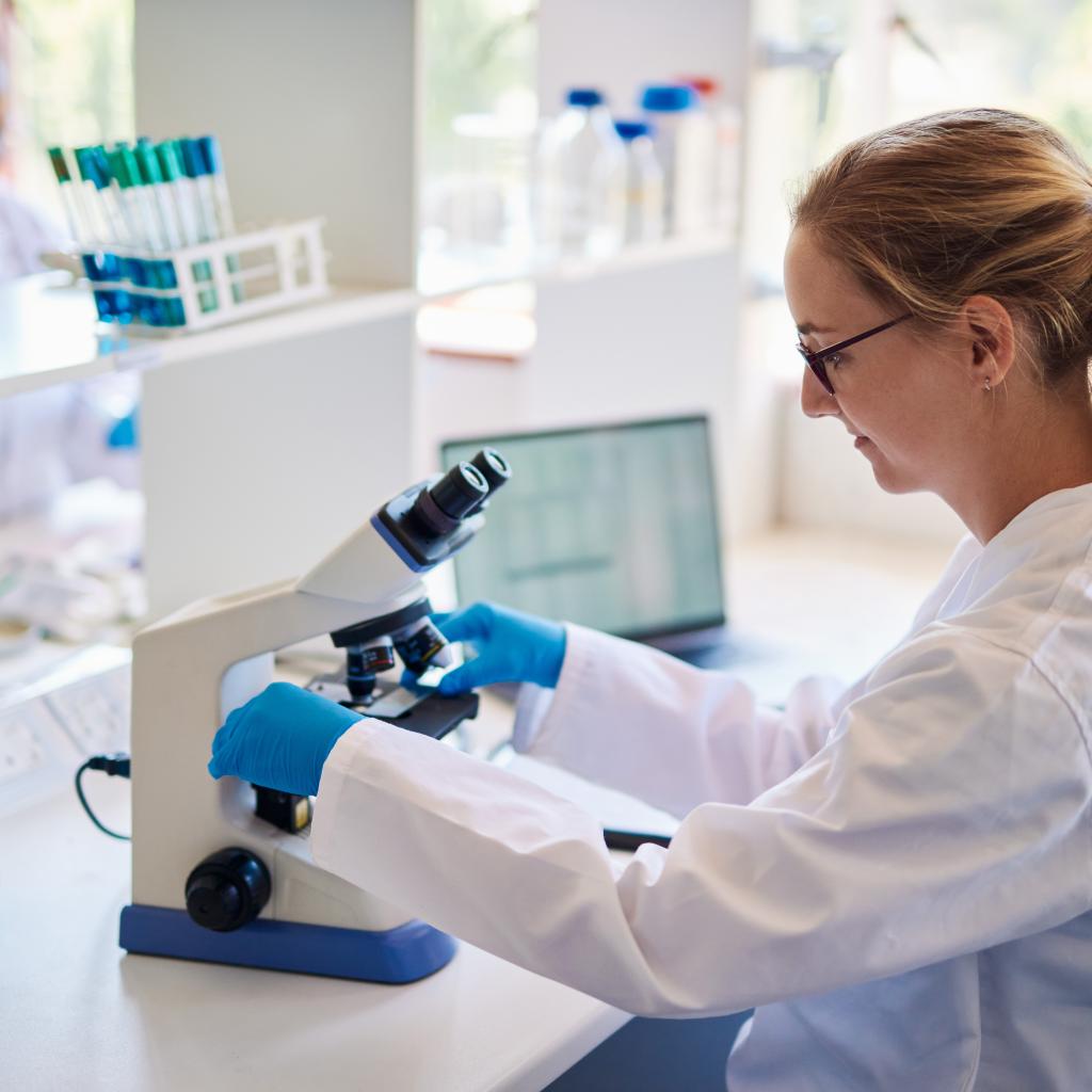 onderzoeker achter microscoop