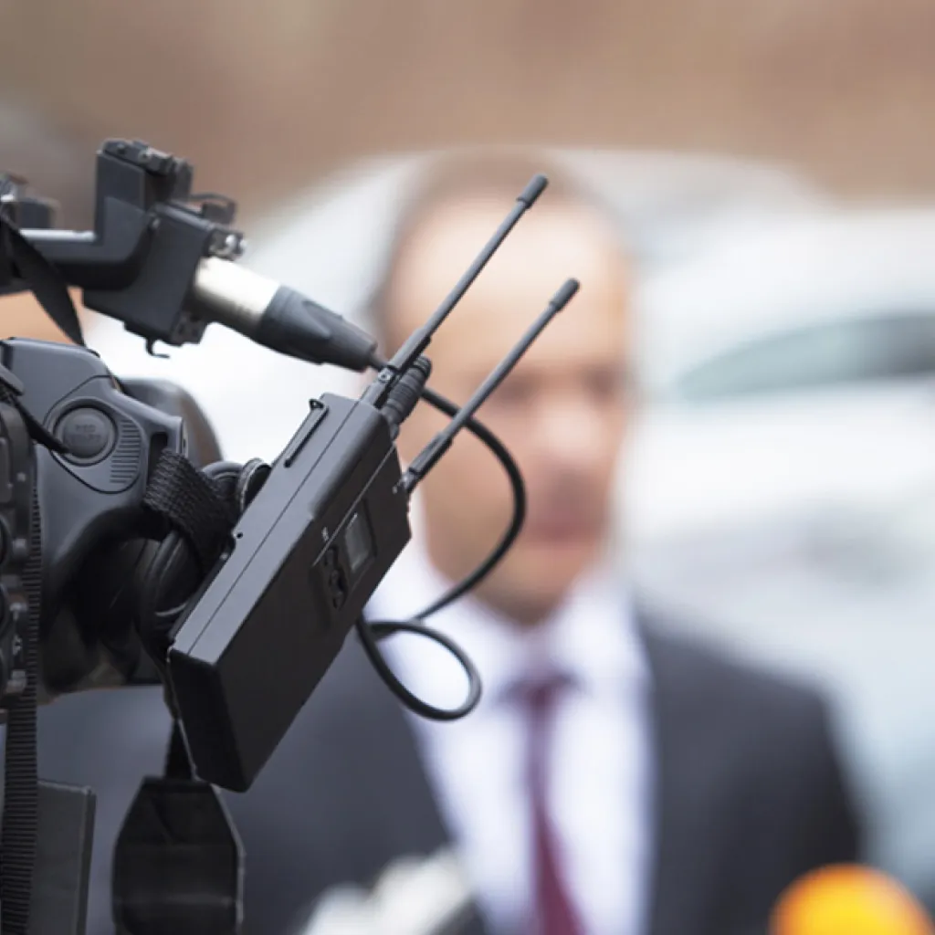 Camera filmt iemand die pers te woord staat