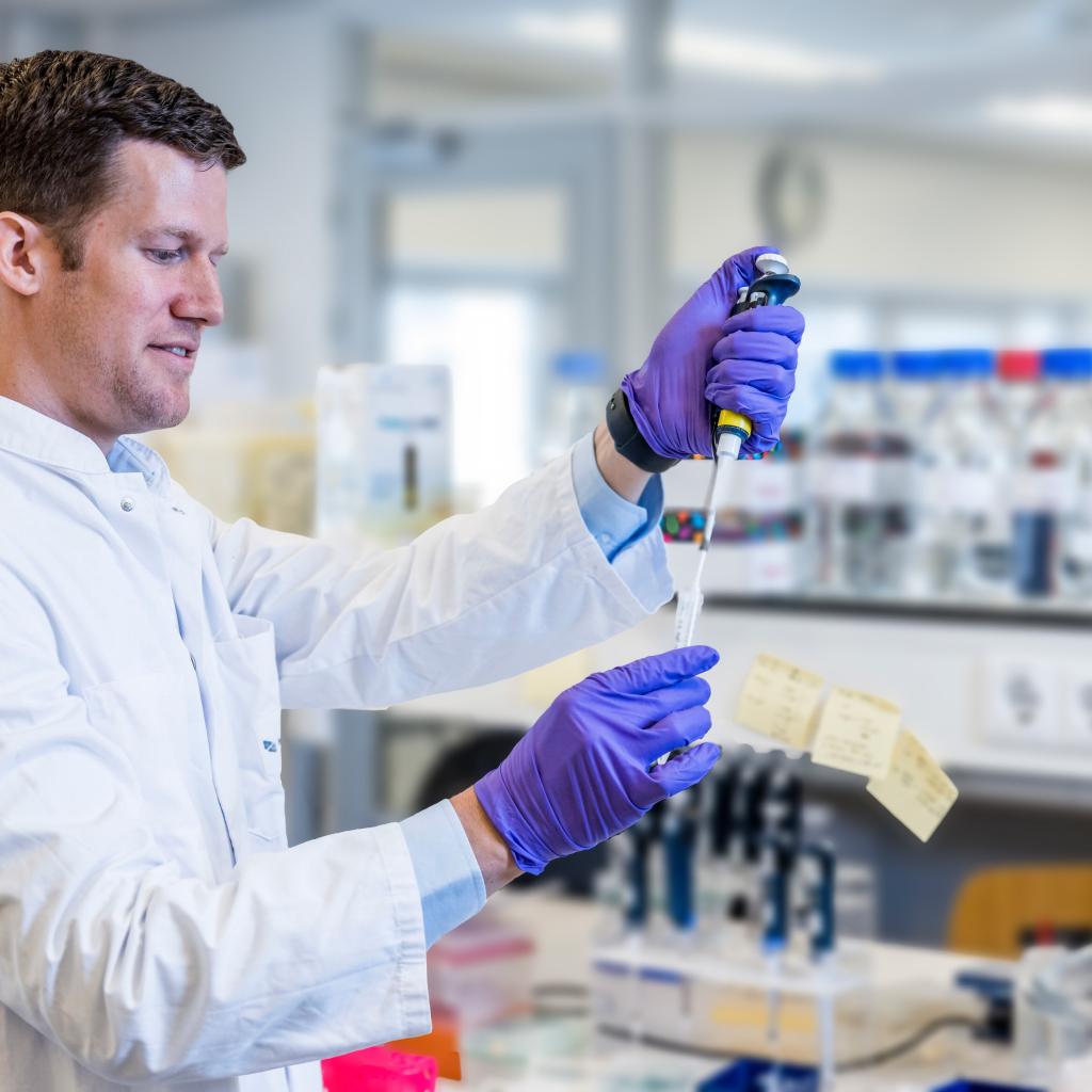 Onderzoeker met pipet