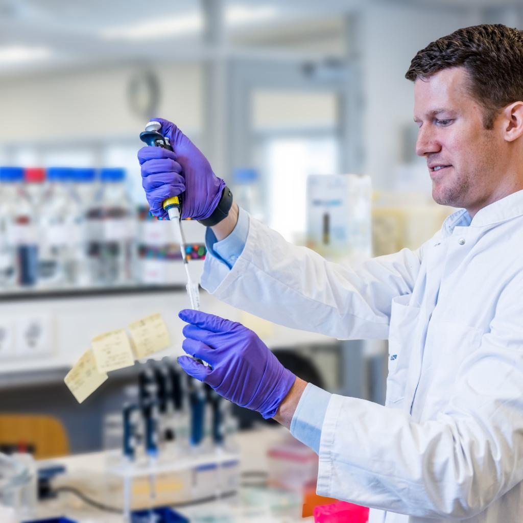 Onderzoeker met pipet