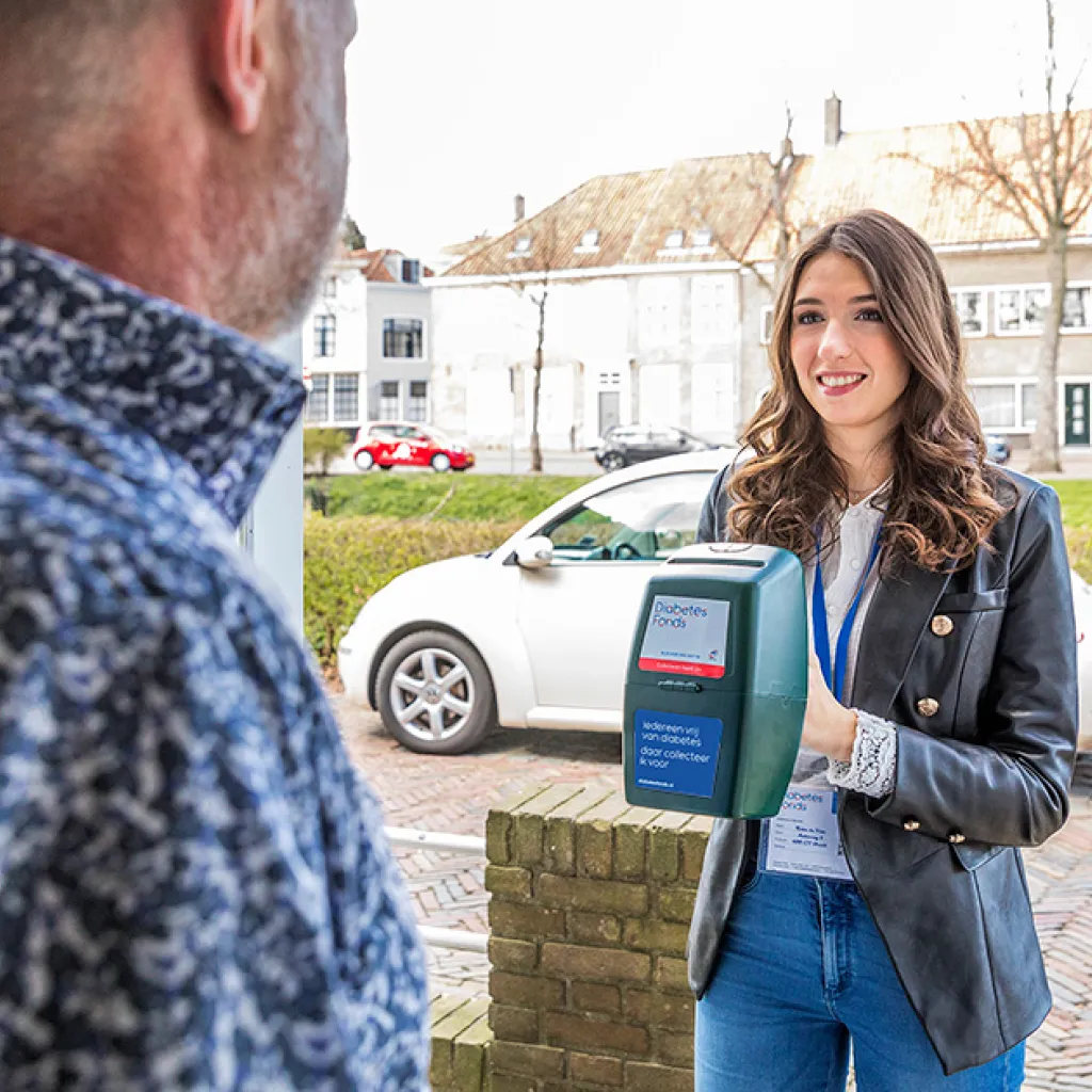 vrouw met collectebus aan de deur