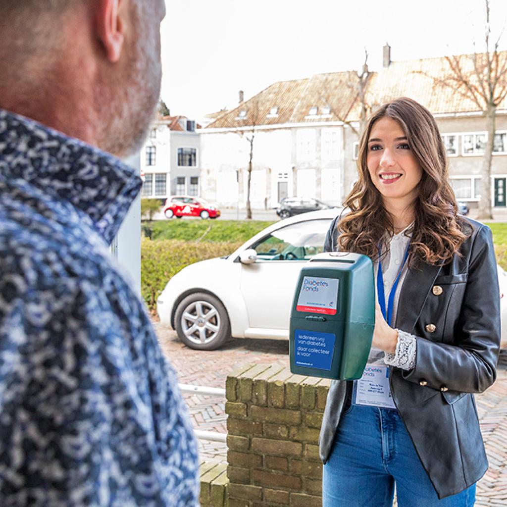 vrouw met collectebus aan de deur