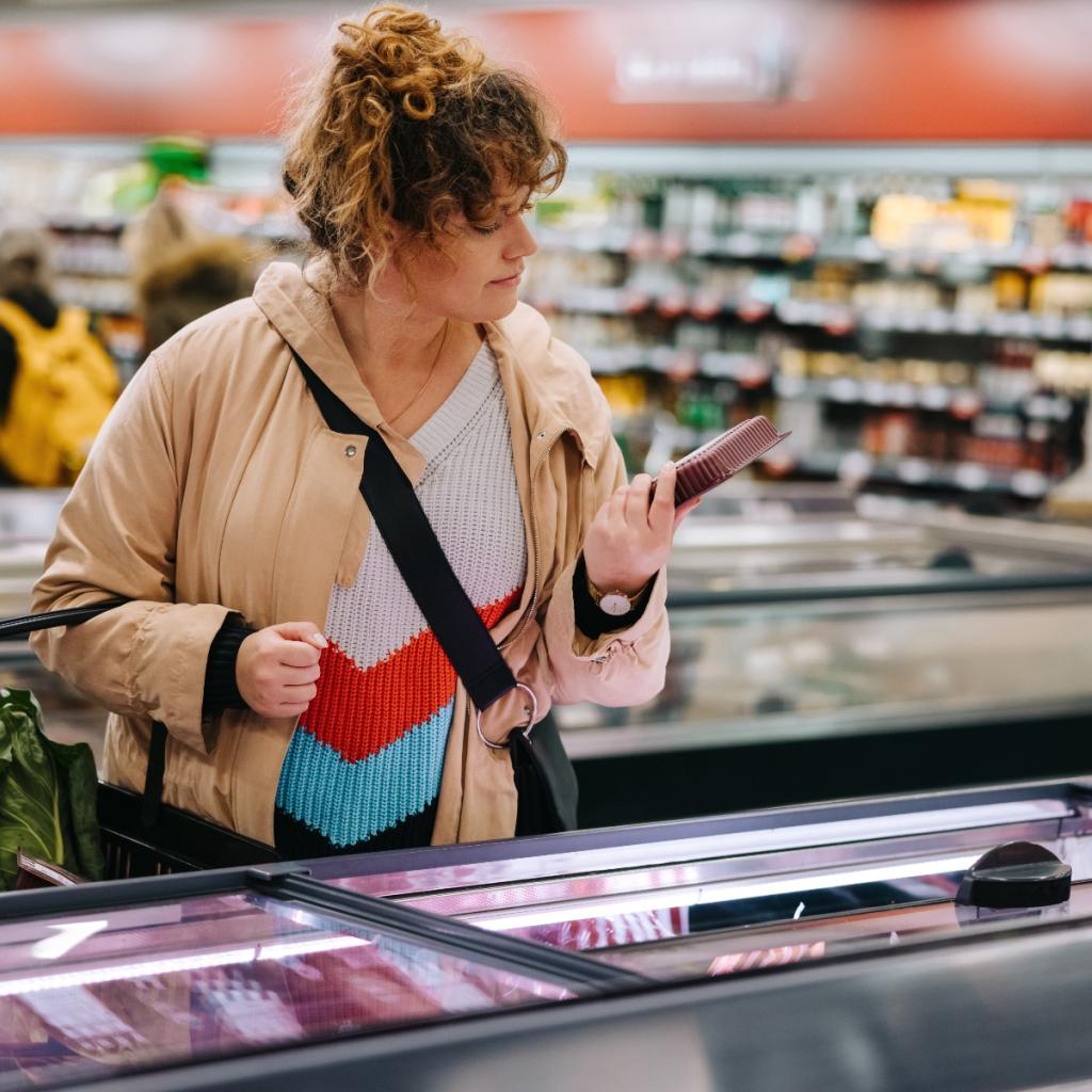 Vrouw in supermarkt met voedsel