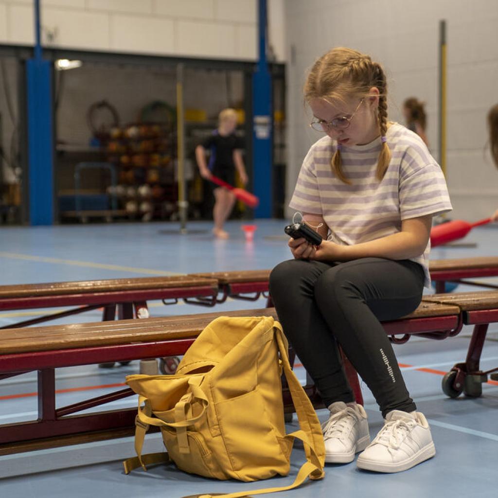 Meisje met diabetes in de gymzaal