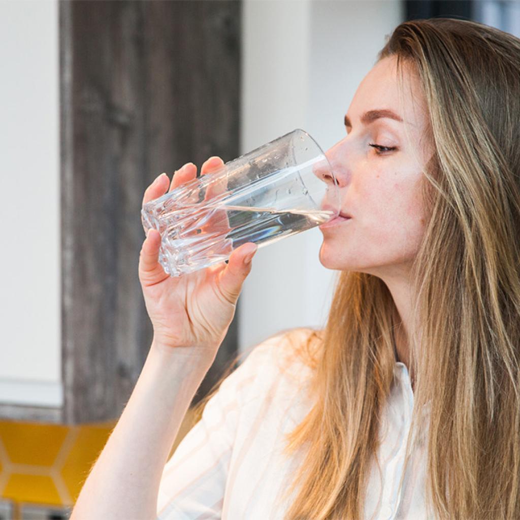 Vrouw die water drinkt - veel dorst is een kenmerk van diabetes