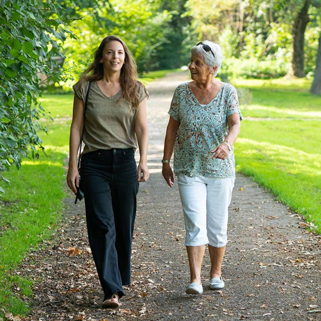 Moeder en dochteren wandelens in gesprek