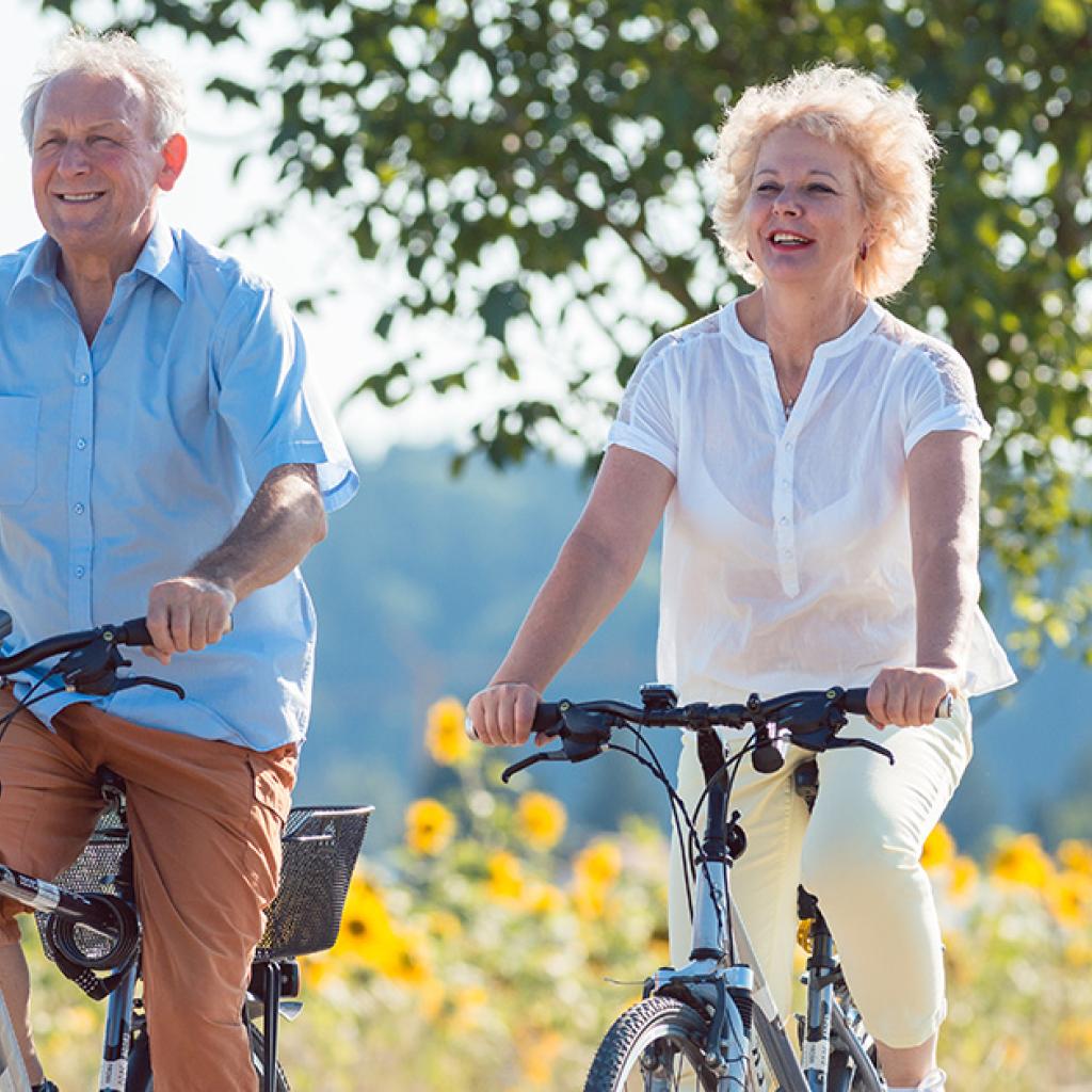 Diabetes voorkomen: vouw en man fietsen in de natuur