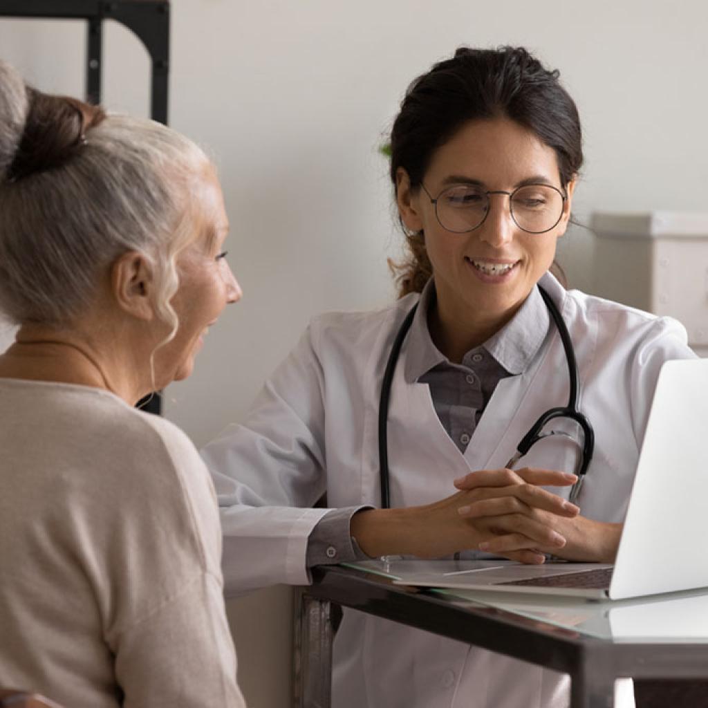 Vrouw in spreekkamer met arts