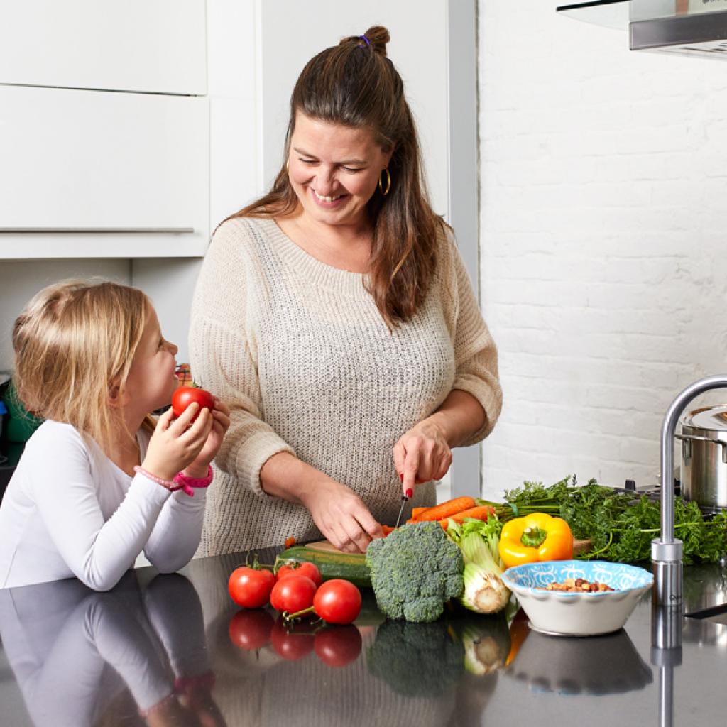 Dinie met dochter in de keuken