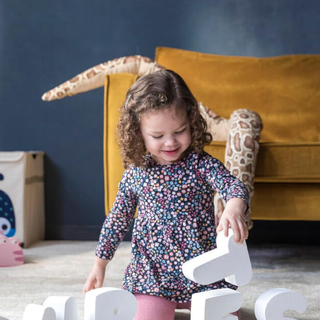 Meisje speelt met blokken