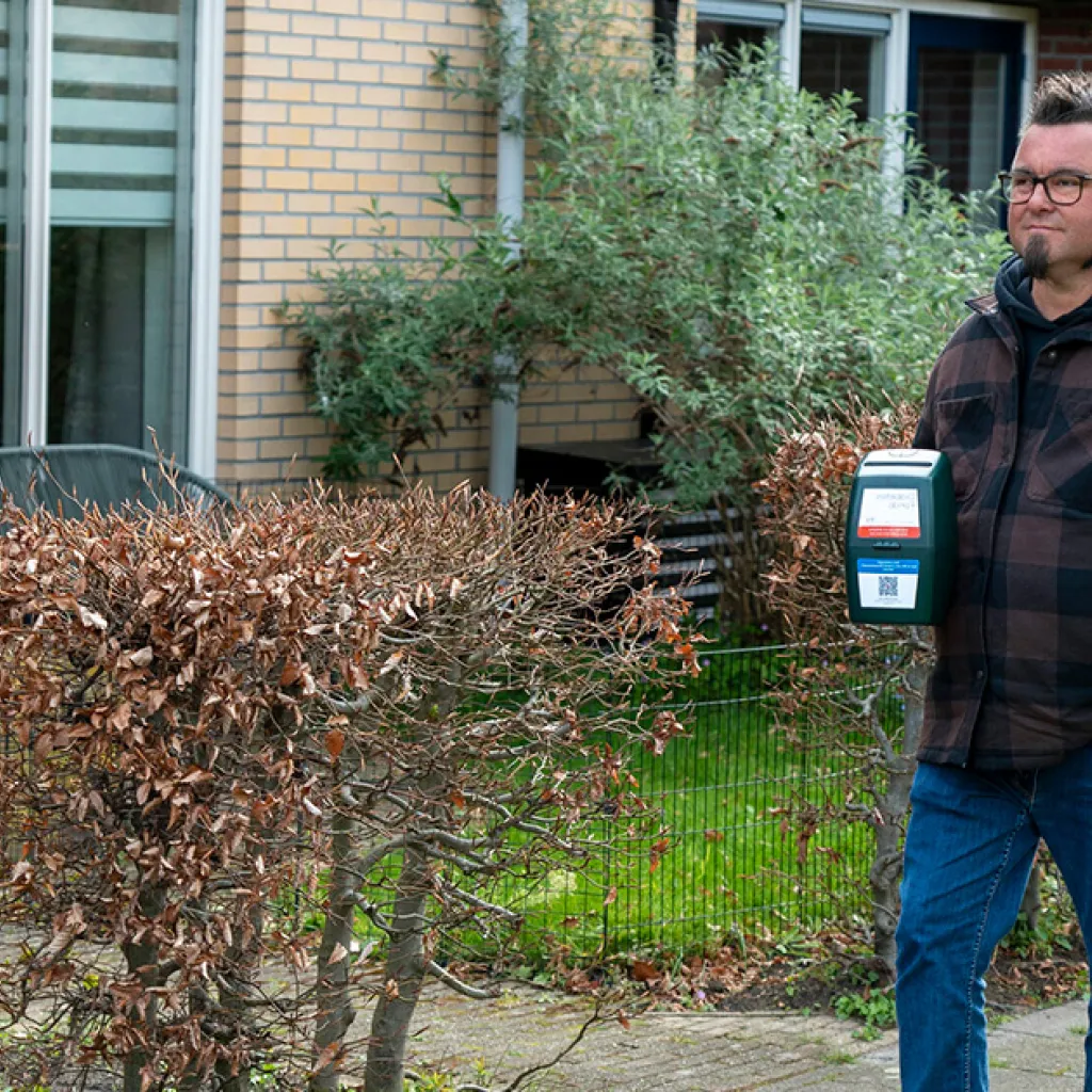 vrijwilliger Carlo collecteert 