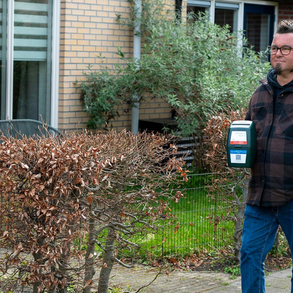 vrijwilliger Carlo collecteert 