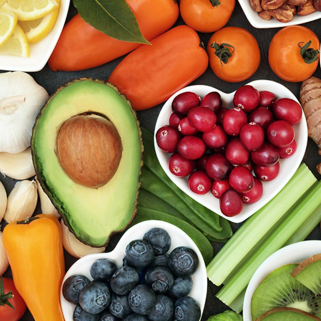 Producten in schaaltjes, en los, kiwi, tomaten etc