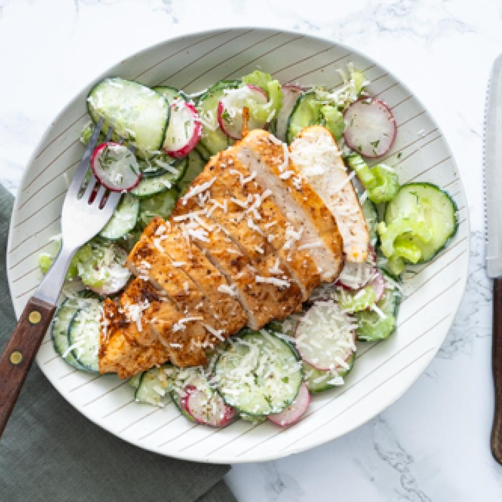 Salade met kruidige kip en parmezaanse kaas