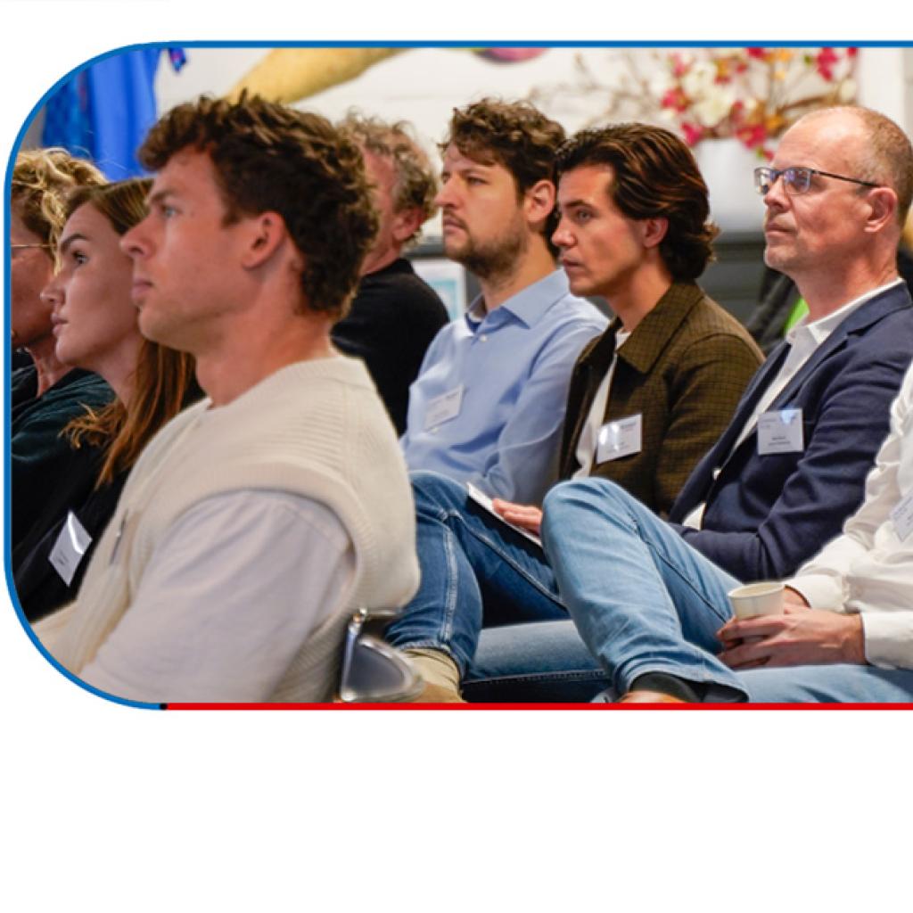 Gezonde businesclub event 2024 deelnemers luisteren aandachtig