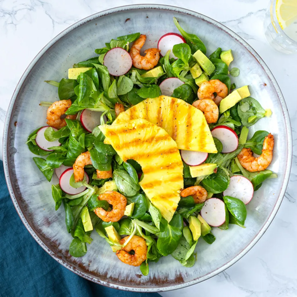 Grillrecept: fruitige salade met gegrilde garnalen