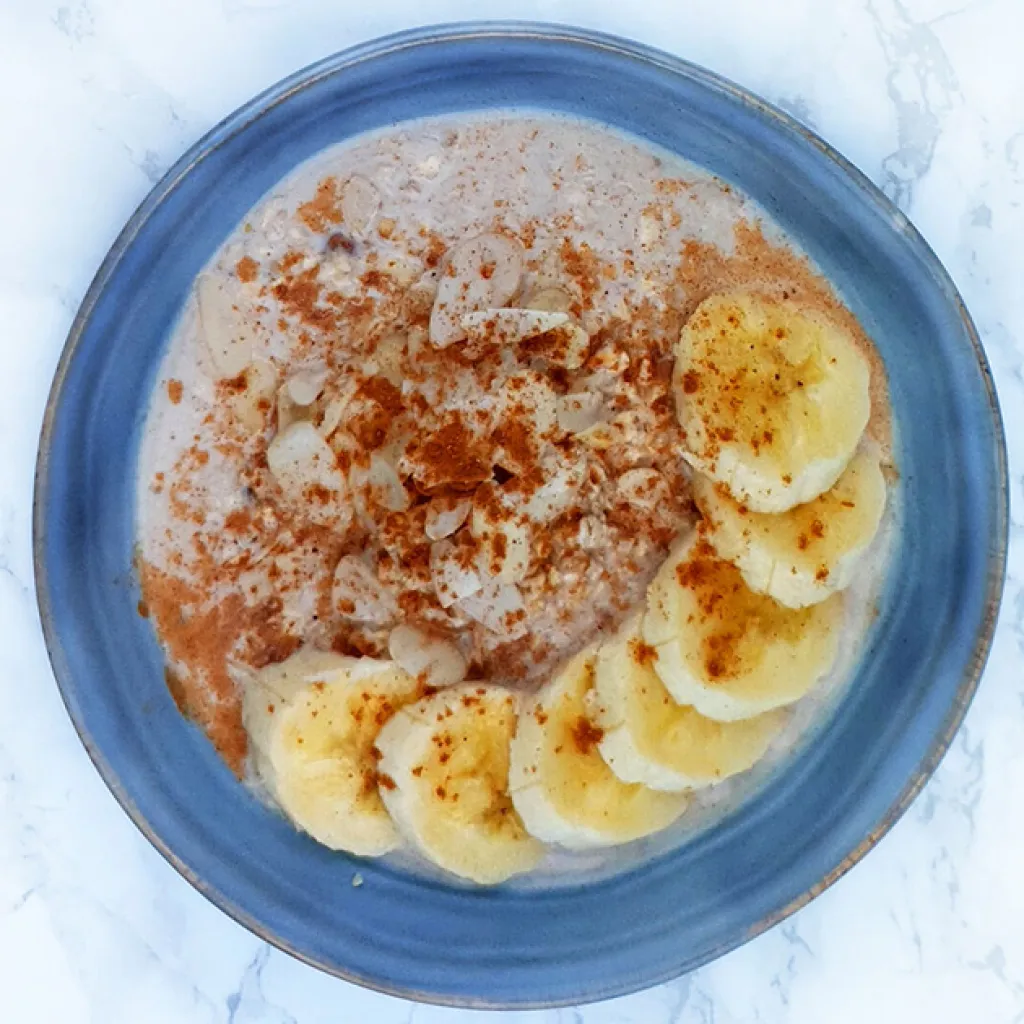 Havermout met speculaaskruiden en banaan in een blauwe kom
