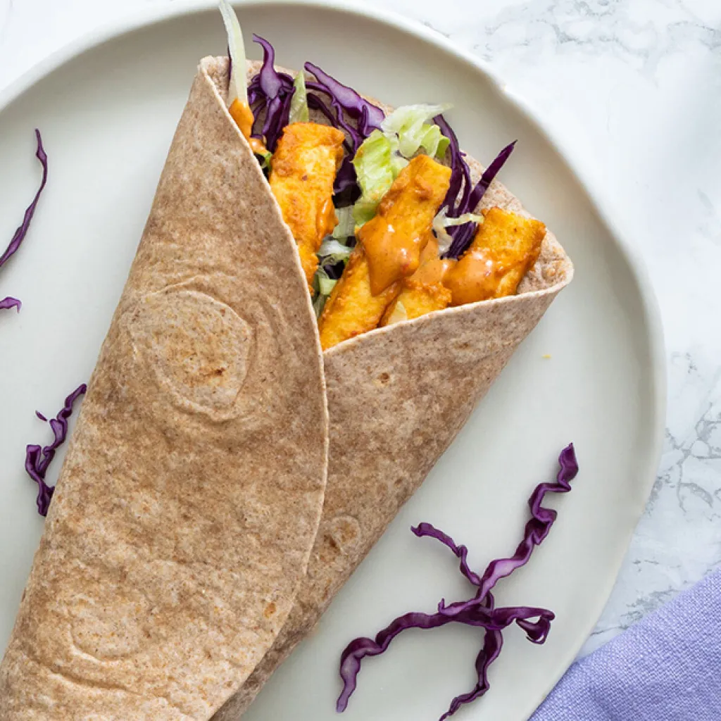 Roerbakrecept: wrap met pindasaus en rode kool