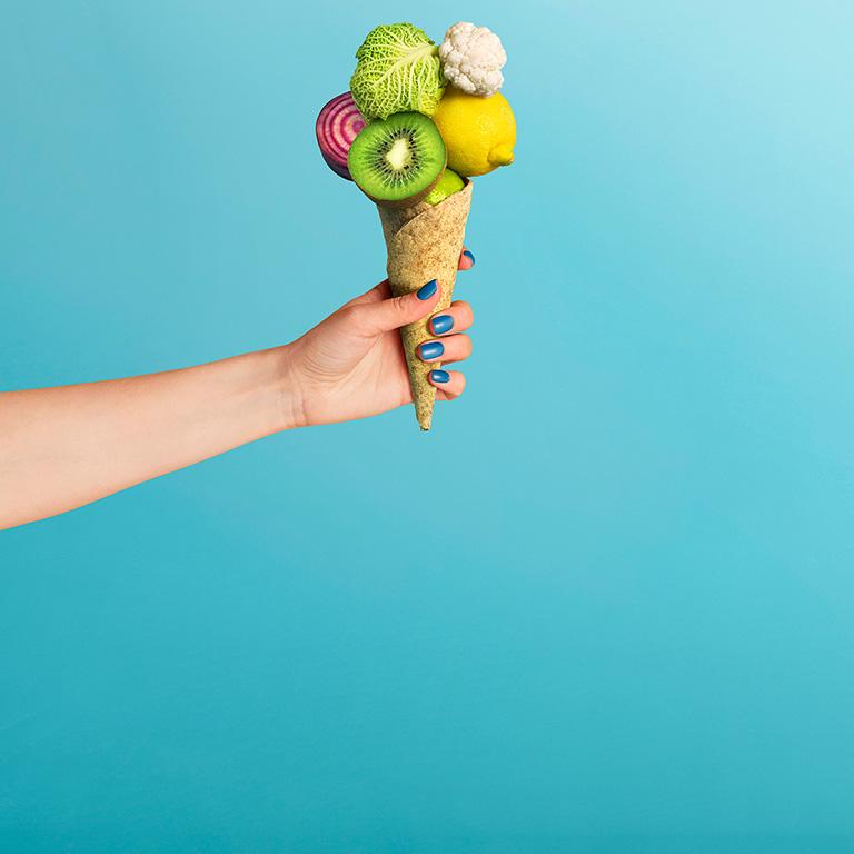 ijshoorntje met groente en fruit als bolletjes