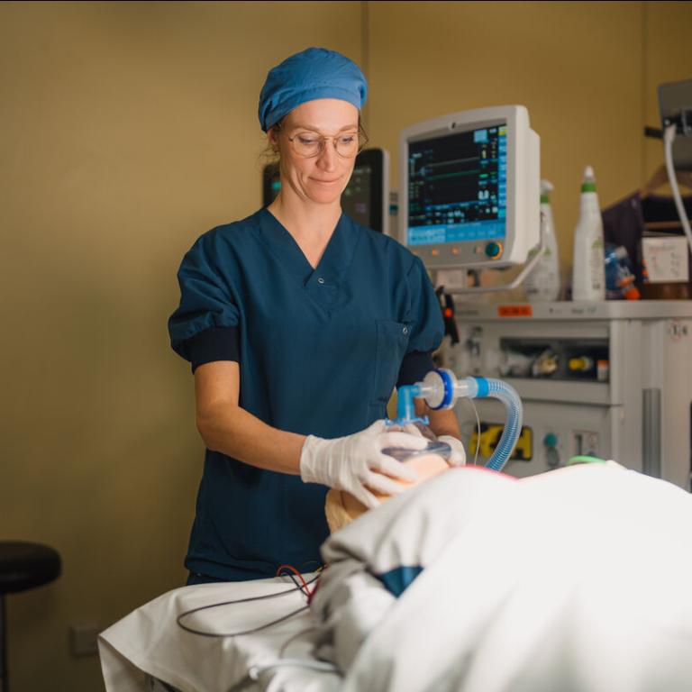 Onderzoeker Jorinde Polderman is bezig met haar onderzoek in een operatiekamer