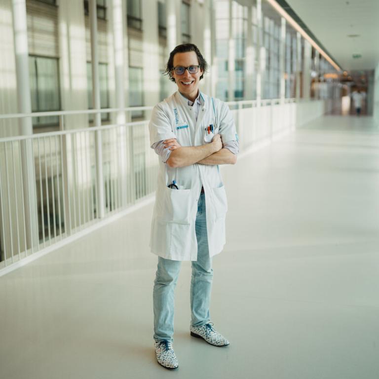 Onderzoeker Mark Smits staat in de gang van het ziekenhuis.