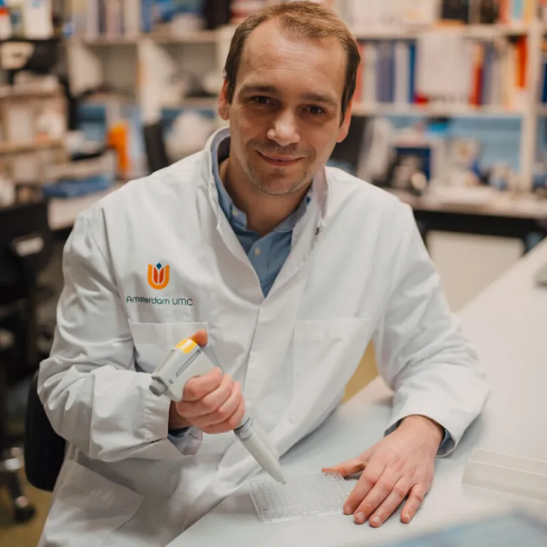 Onderzoeker Stijn Meijnikman in het lab