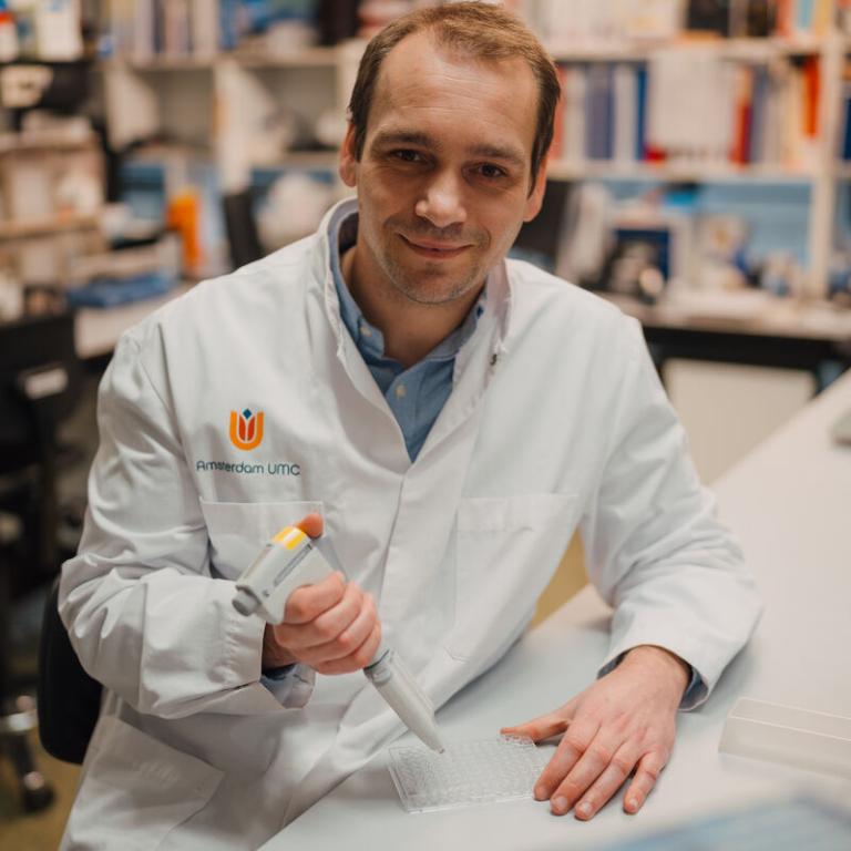 Onderzoeker Stijn Meijnikman in het lab