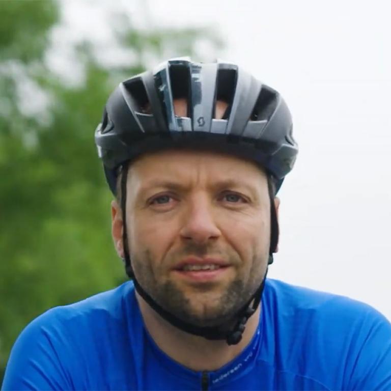 Stefan met wielrenhelm