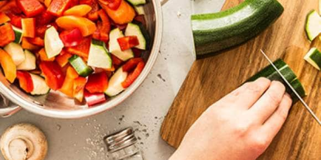 gezond koken iemand snijdt groente