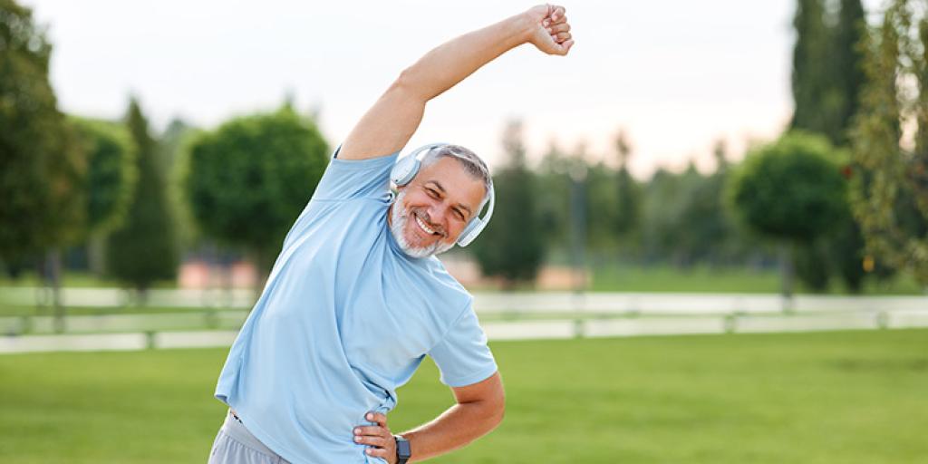 Man sport in het park