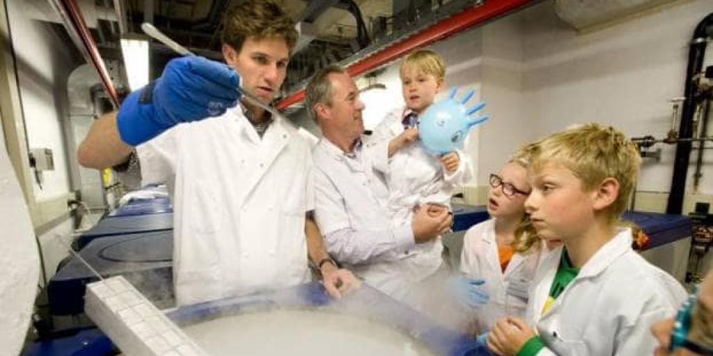 Onderzoeker diabetes type 1 geeft uitleg aan kinderen